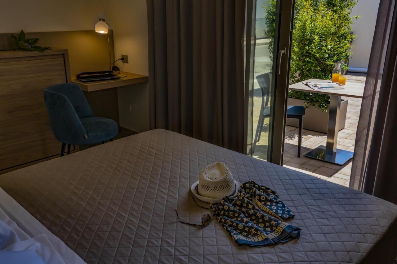 10 Catalani Rooms Порто Чезарео Екстериор снимка